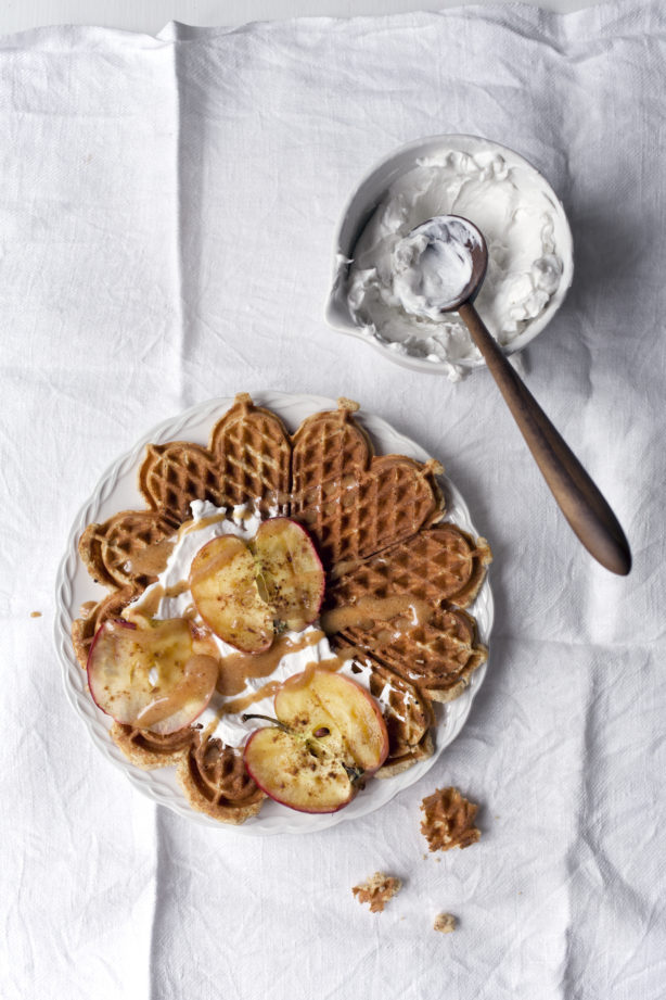 Vafler med peanutsmør og stekte epler